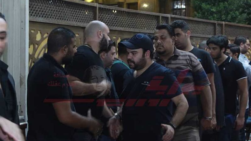 نجوم الفن يتوافدون