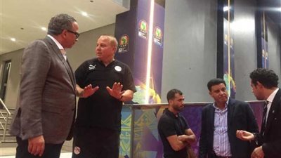 بالصور.. الجنايني وفضل يجتمعان بشوقي غريب قبل مباراة مصر وجنوب إفريقيا