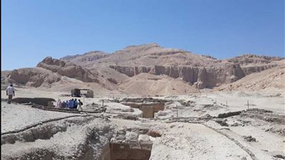 ‪كشف خبيئة لتوابيت ملونة بالعساسيف