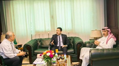 الملحق الثقافي السعودي يلتقي مقرر مؤتمر قراءات معاصرة في التراث العربي الإسلامي