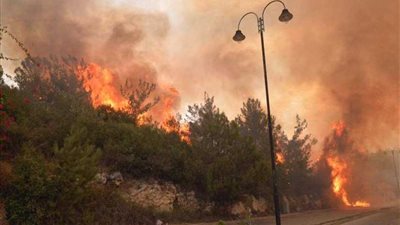 عشرات الحرائق تجتاح لبنان.. وطوافتا الإطفاء 
