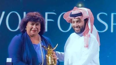 آل الشيخ يكرم وزيرة الثقافة المصرية بمهرجان الرياض