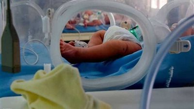 صوت رضيعة من تحت الأرض.. حفر القبر فتلقى 