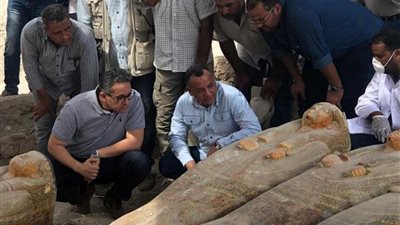 خبيئة ضخمة لتوابيت آدمية ملونة