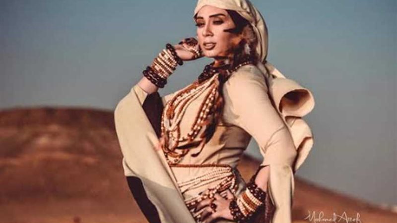 مصممة أزياء تدعو