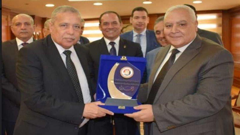 لاشين يهدي درع الوطنية