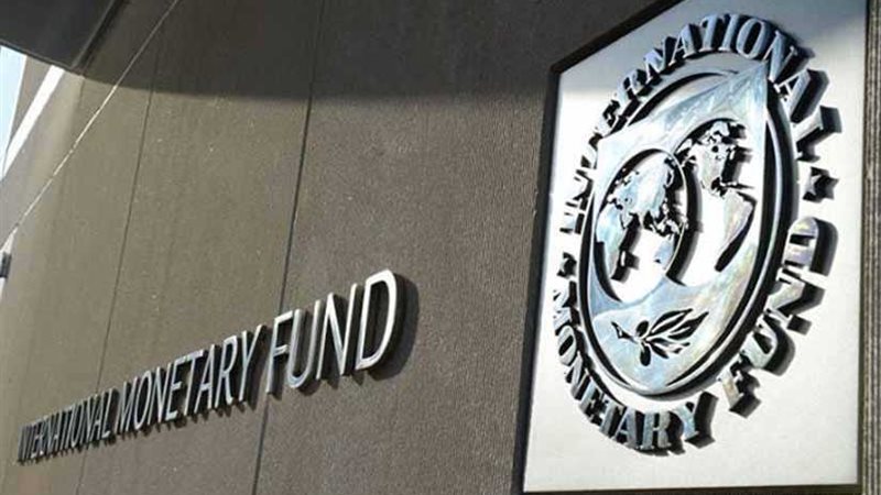 النقد الدولي يخفض
