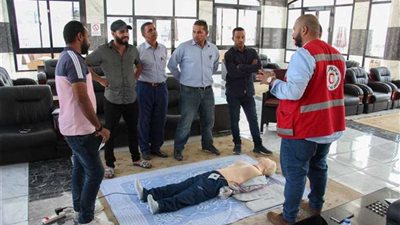 الهلال الأحمر المصري يسلم جهاز الصدمات القلبية الآلية لعدد من الأندية الرياضية