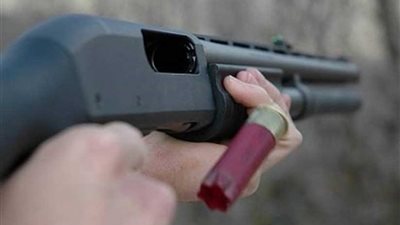 عجوز يصيب شابًا بخرطوش في ذراعه بـ