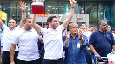 استقبال أسطورى لفريق يد الزمالك بمطار القاهرة