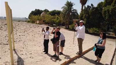 وفد سياحي متعدد الجنسيات يزور المناطق الأثرية بالمنيا