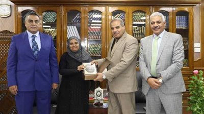 رئيس جامعة الأزهر يكرم عاملة بمستشفى النساء والتوليد لأمانتها