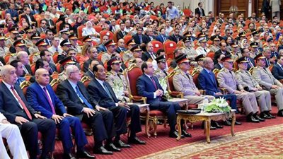 موجز الرابعة.. الرئيس السيسي يحضر حفل تخرج الدفعة الأولى بكلية طب القوات المسلحة.. والأهلي يرد على تأجيل القمة
