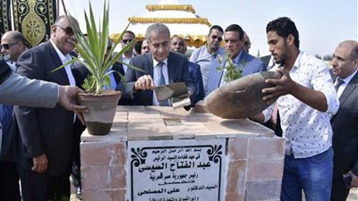 وزير التموين ومحافظ البحيرة يضعان حجر الأساس للمشروع التجاري بالمنطقة اللوجستية