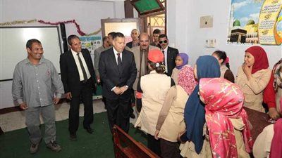 محافظ بني سويف يتابع سير المنظومة التعليمية بمركز أهناسيا