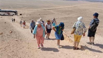 وفد سياحي من 3 جنسيات يزور المناطق الأثرية بالمنيا.. صور