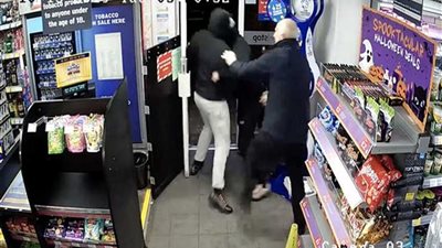 كاميرات المراقبة ترصد تصدي رجل عجوز للصين حاولا سرقة محله