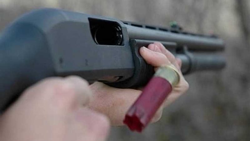 عجوز يصيب شابًا بخرطوش