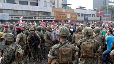 لبنان: الجيش وقوى الأمن تزيل العوائق وتفتح معظم طرق بيروت والمطار