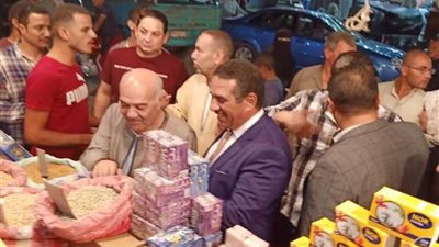 عرض للسلع الغذائية والملابس بأسعار مخفضة في الفيوم