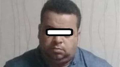 سائق ينتحل صفة رجل شرطي ويستولى على مشغولات عجوز في عابدين