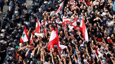 لبنان: استمرار الاحتجاجات الحاشدة لليوم الرابع.. واجتماعات مكثفة للحريري لإنقاذ الأوضاع