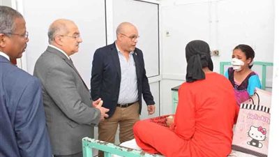 رئيس جامعة أسيوط يزور الطفلة ضحية عضة الكلب 