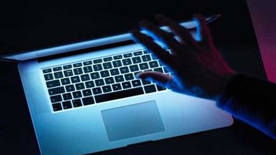 دراسة علمية: التعرض للضوء الأزرق فترة طويلة يؤدي إلى الشيخوخة