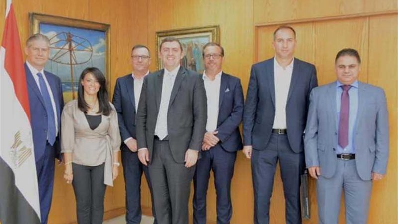 المشاط تناقش سبل