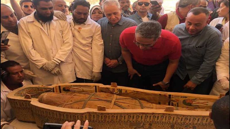 الكشف عن 30 تابوتا