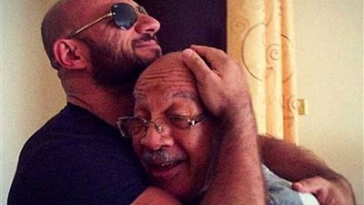أحمد مكي ينشر أول صورة مع والده