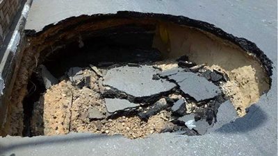 هبوط أرضي بطول 150 مترًا بالطريق الإقليمي بسبب الأمطار والمرور يُغلق الطريق