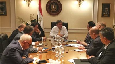 عاجل.. وزير قطاع الأعمال يجتمع مع رؤساء النقابات العامة بالشركات القابضة