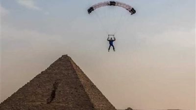 عاجل.. انطلاق فاعليات مهرجان مصر الدولي للقفز بالمظلات من أهرامات الجيزة