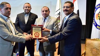 رئيس جامعة بني سويف يشيد بدور منتدى خريجي سياسة واقتصاد في توفير فرص العمل