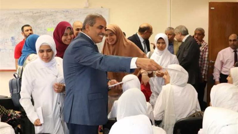 المحرصاوي يوزع هدايا