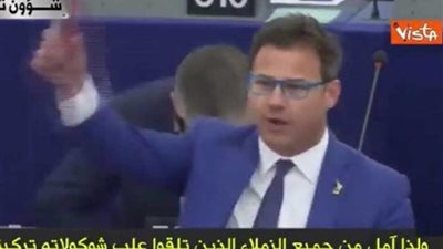 نائب إيطالي لتركيا: أياديكم ملطخة بالدماء ويلقي بهديتهم على الأرض