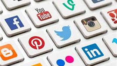 استشاري صحة نفسية تكشف سبب هوس جروبات السوشيال ميديا النسائية