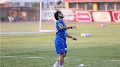 محمد محمود يغادر مران الأهلي مصابًا