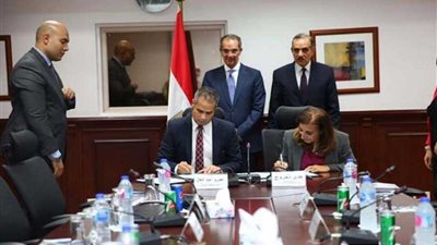 وزير الاتصالات ومحافظ أسيوط يشهدان توقيع مذكرة تفاهم في التنمية الشاملة