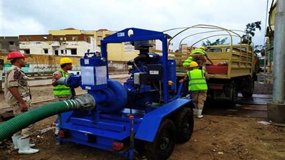 محافظ البحيرة: المنطقة الشمالية العسكرية دفعت بسياراتها لكسح مياه الأمطار (صور)