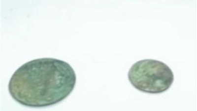 ضبط سائحة بمطار الأقصر وبحوزتها عملتان أثريتان