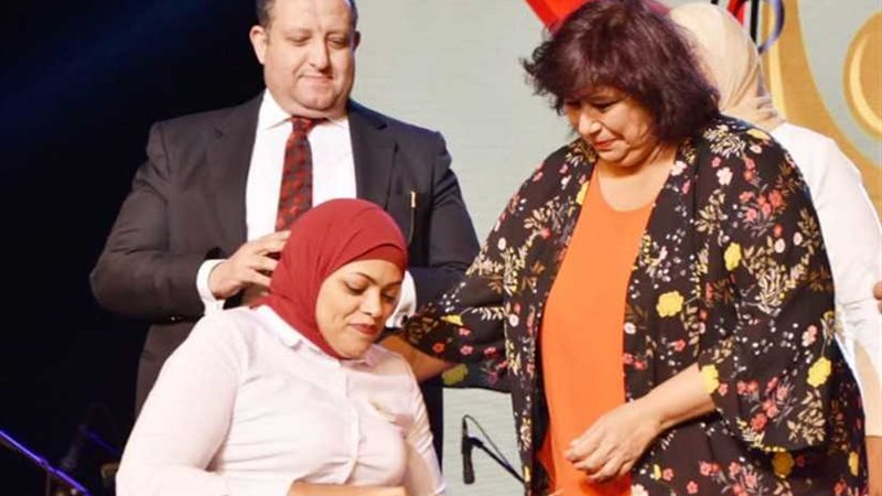 وزيرة الثقافة تسلم