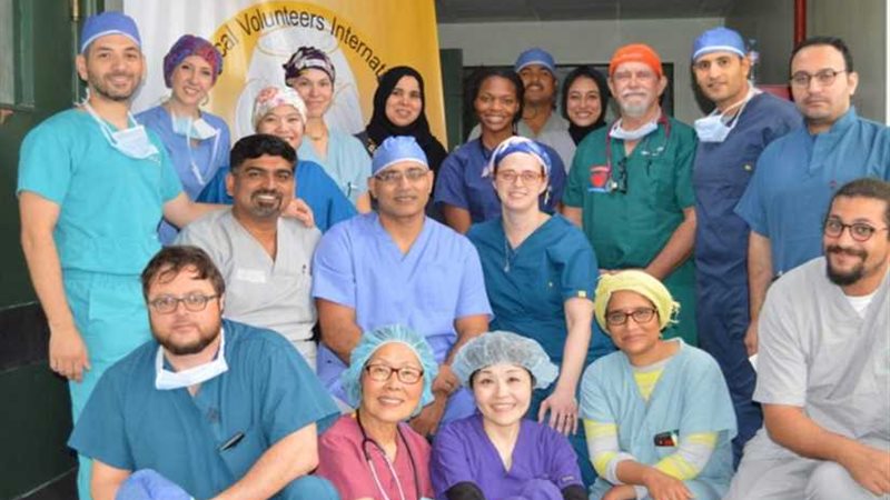 فريق جراحي دولي يعالج