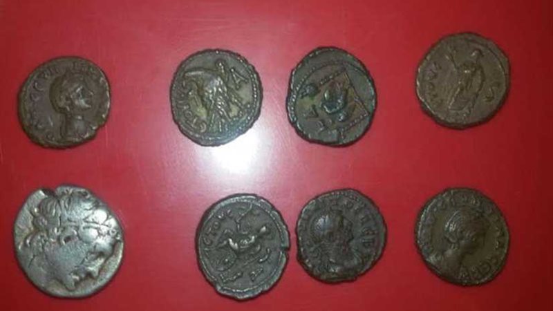 ضبط عملات أثرية بمطار