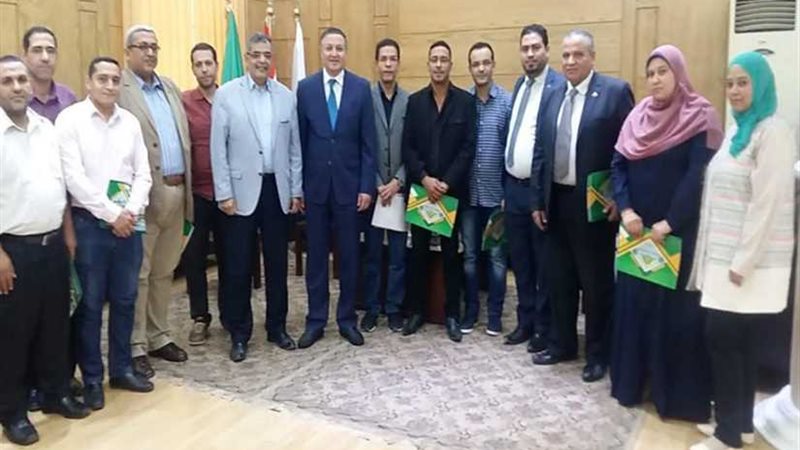 رئيس جامعة بنها يسلم