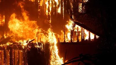 إجلاء 90 ألف شخص جراء حرائق كاليفورنيا