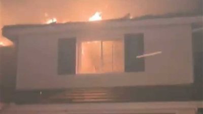 الحرائق تجبر 90 ألف شخص على إخلاء منازلهم (فيديو)