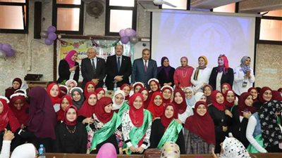بالصور.. رئيس جامعة الأزهر يشارك في احتفالية تجارة بنات ويوزع عليهم الهدايا