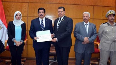 محافظ القليوبية يكرم الشباب المتطوعين لتجميل مدينة بنها